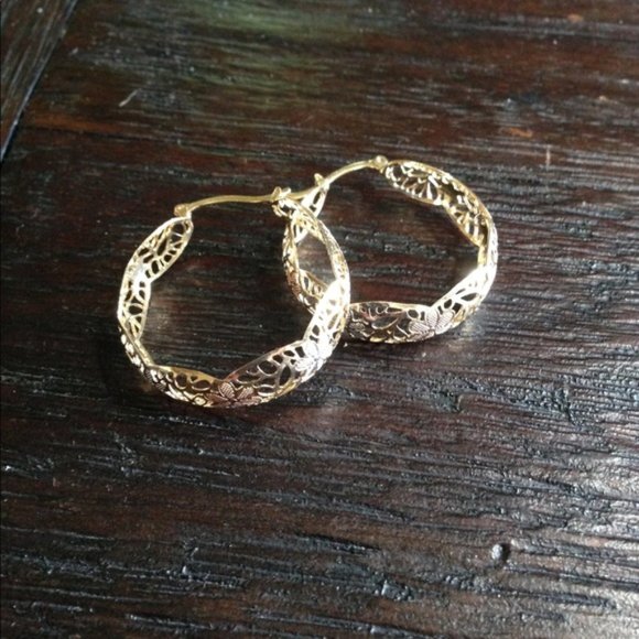 Jewelry - Like New! Very Pretty Tri-Gold Plated Flower Hoops